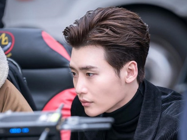 Tạo hình phim mới đẹp chất ngất thế này, Lee Jong Suk muốn fan sống sao đây?