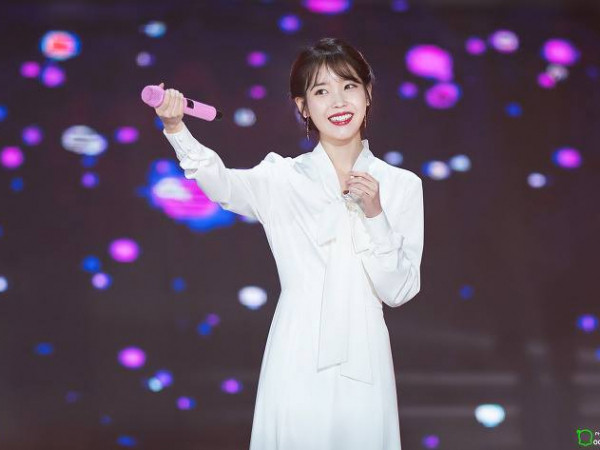 IU "bao" hết thực khách một nhà hàng mừng thắng giải Daesang "Golden Disc Awards" 