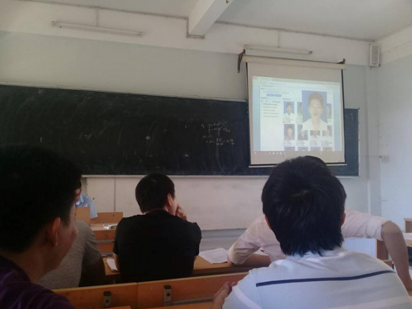 Thầy giáo “bá đạo” điểm danh bằng ảnh thẻ, sinh viên “chạy đâu cho thoát”