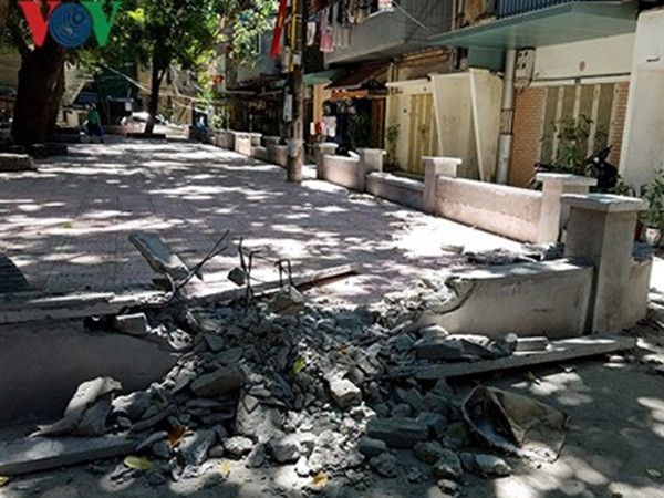 Đập phá sân chơi cho trẻ em đang xây dựng vì mất lối đi ô tô