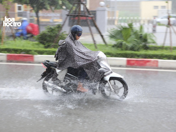 Mưa to còn tiếp diễn đến cuối tuần, teen đi chơi phải chú ý thời tiết