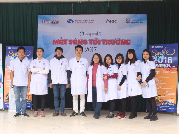 "Mắt sáng tới trường": 40% học sinh trường THCS Hoàng Hoa Thám mắc tật khúc xạ