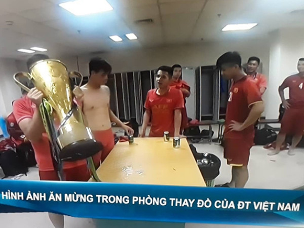 Đã "quẩy" là phải cởi, các tuyển thủ khiến chị em "đau tim" vì màn lột áo ăn mừng quá "nóng"