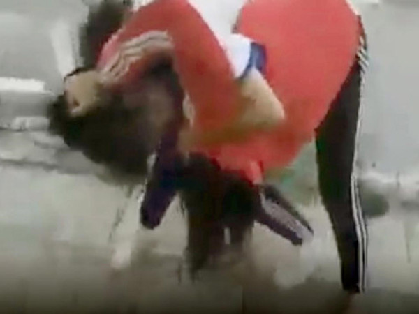 Nhắc nhở khi bị rọi đèn, 2 nữ sinh ra bờ sông đánh nhau