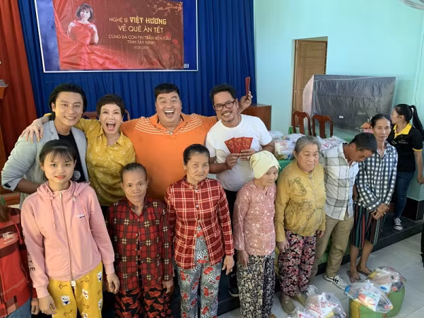 Nghệ sĩ Việt Hương ăn Tết sớm cùng bà con Bến Cầu, Tây Ninh