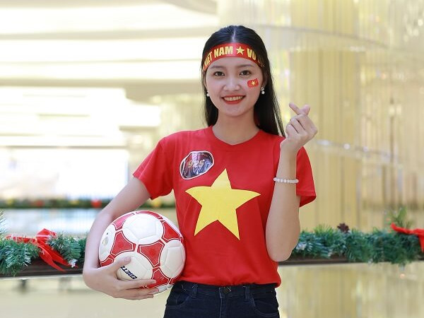 Thí sinh Chung kết "Hoa khôi Sinh viên Việt Nam 2018" cổ vũ đội tuyển Việt Nam