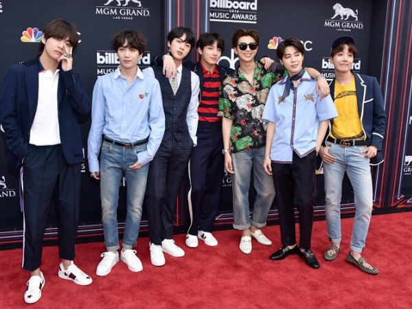 Thật ấm áp khi BTS không đi dự tiệc hậu BBMAs 2018 để lên V Live gặp A.R.M.Y