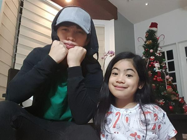 Thừa nhận đi, bạn ít nhiều cũng đã từng một lần như cô bé này