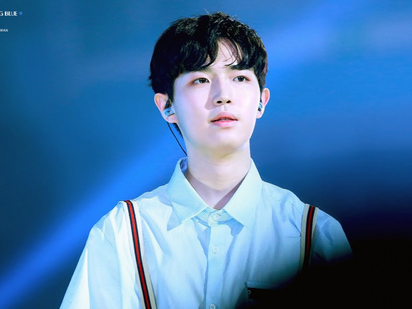 Chuyện gì thế này, Kim Jaehwan (Wanna One) mang cả chuối lên sân khấu concert