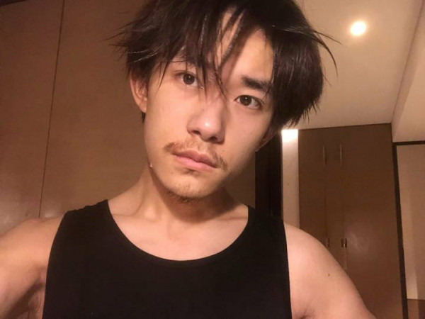 Dịch Dương Thiên Tỉ (TFBOYS) làm fan "hú hồn" với loạt ảnh mặt phờ phạc, đầy râu