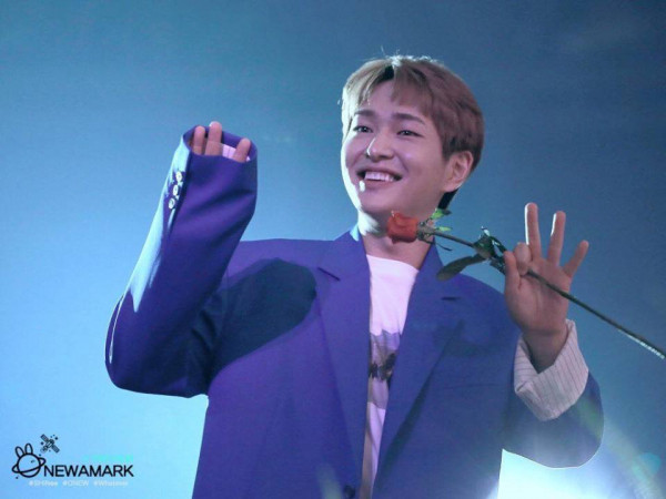 Fan lo lắng không biết chuyện gì đã xảy ra với tay phải của Onew (SHINee) 