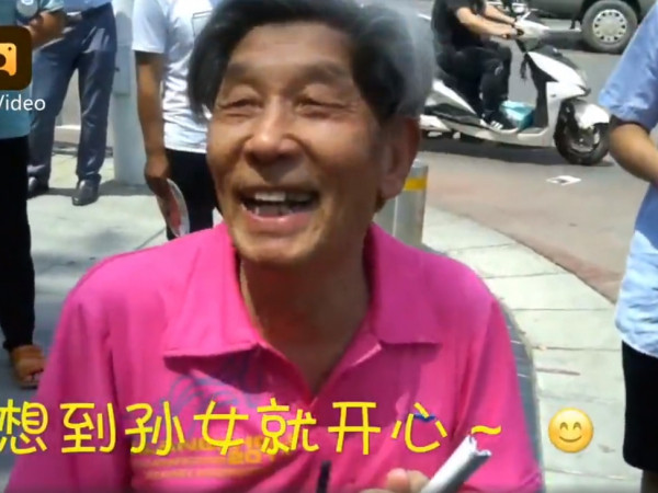 Ông nội 85 tuổi "trốn gia đình" đi xem cháu gái thi Đại học