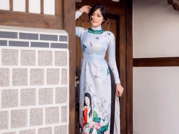 Huỳnh Tiên rạng rỡ khoe dáng với áo dài cách tân trên đường phố Hàn Quốc