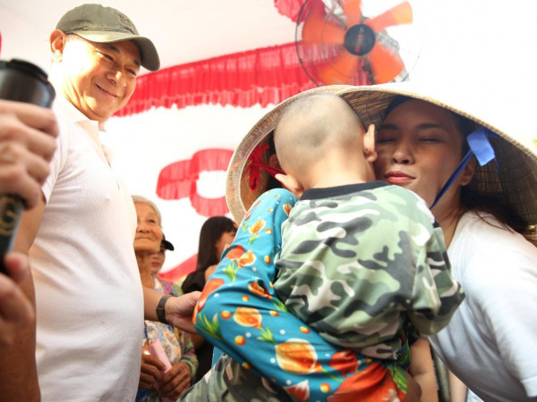 Mỹ Tâm cùng Mai Tài Phến đi từ thiện kết hợp giao lưu với khán giả ở miền Tây