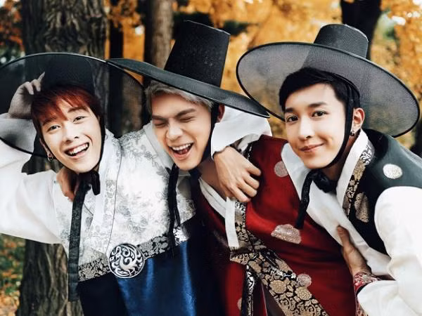 MONSTAR điển trai như hoàng tử xứ Hàn khi diện Hanbok