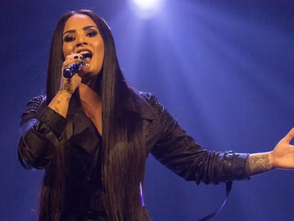 Đáng yêu như Demi Lovato: "Tiếp tay”, "vẽ đường cho yêu chạy" để giúp hai cậu bạn thân