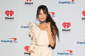 Nữ ca sĩ Camila Cabello diện trang phục "Đi nhặt hạt sương nghiêng" của NTK Công Trí 