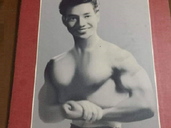 Khoe ảnh ông ngoại thời trẻ đẹp chuẩn minh tinh, dân tình đua nhau muốn xuyên không về quá khứ