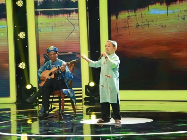 Xuất hiện cậu bé 7 tuổi hát cover cực dễ thương hit "Ông bà anh"