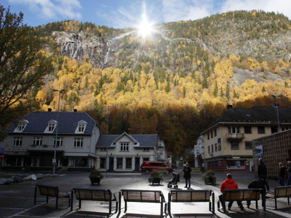 Thị trấn “u ám” nhất thế giới: Phải sử dụng gương để thay thế Mặt Trời!