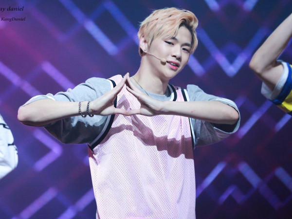Nhìn những hình ảnh này, bạn sẽ phải tự hỏi tay của Kang Daniel (Wanna One) có xương không vậy?