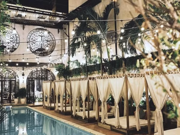 Quán cafe ở Sài Gòn với decor sang chảnh khiến khách tưởng đang lạc lõng giữa Châu Âu