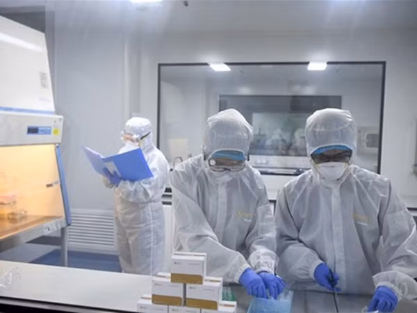 Lô thuốc thử giúp phát hiện virus corona đầu tiên được gửi tới Vũ Hán