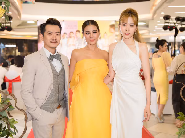 Nam Em khoe thân hình “cò hương” khi đến chúc mừng đàn chị Nam Thư ra mắt dự án mới
