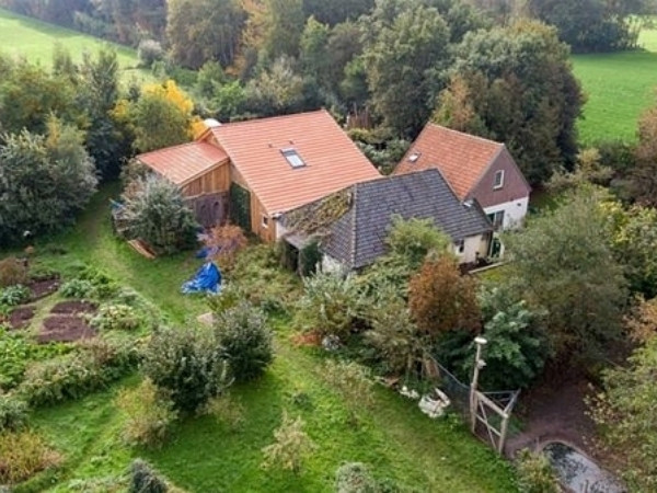 Một gia đình 7 người ở Hà Lan sống 9 năm dưới hầm để "chờ ngày tận thế"