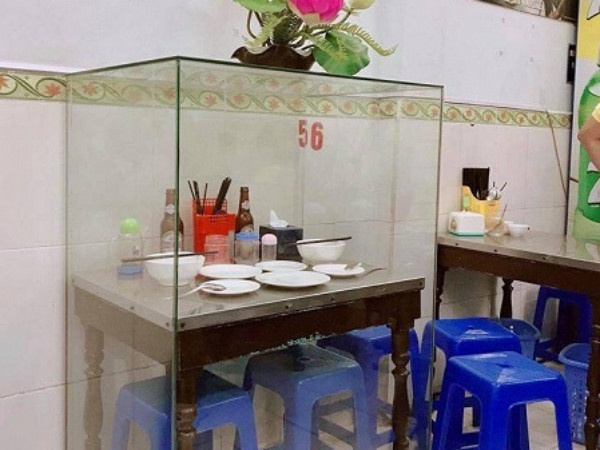 Quán bún chả gây tranh cãi khi đóng khung kính bộ bàn ghế ông Obama từng ngồi ăn