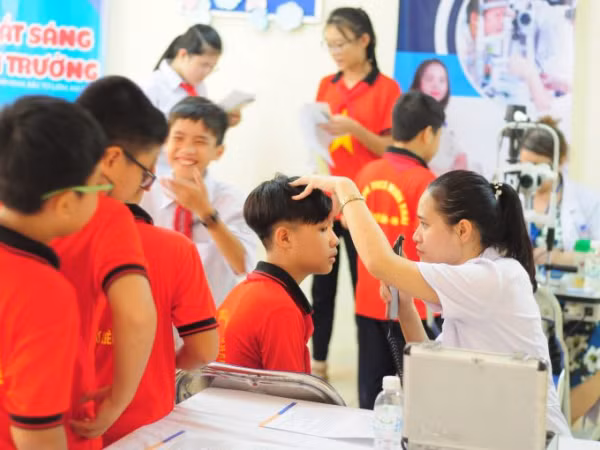 Cùng teen THCS Hoàng Hoa Thám chăm sóc mắt xinh trong ngày hội “Mắt sáng tới trường” 