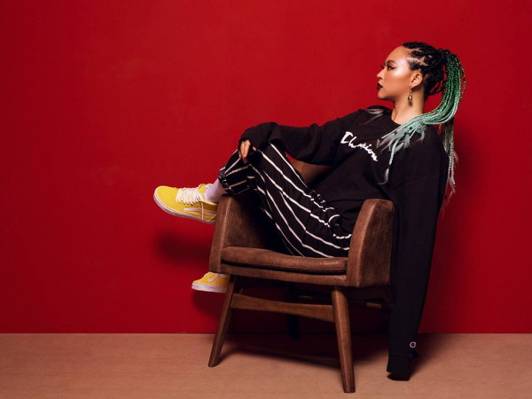 Kimmese nổi loạn, cá tính với kiểu tóc tết châu Phi có 1-0-2 trong loạt ảnh nhá hàng MV mới