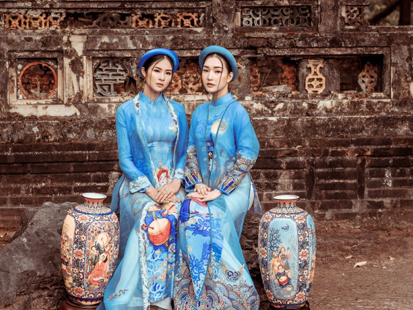 Ngọc Hân và “nàng thơ xứ Huế" Ngọc Trân khoe dáng với áo dài cách điệu