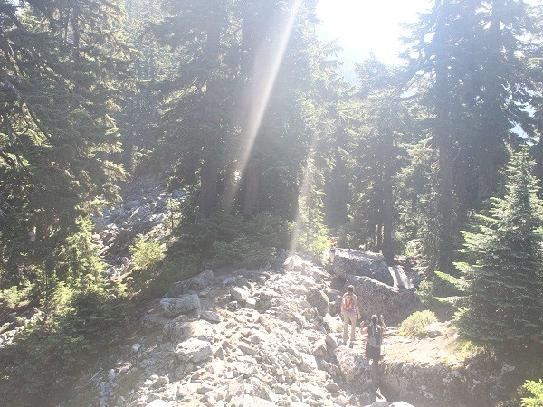 Leo núi tại hồ băng khi nhiệt độ ngoài trời là 13 độ C là một trải nghiệm cực kỳ đã 