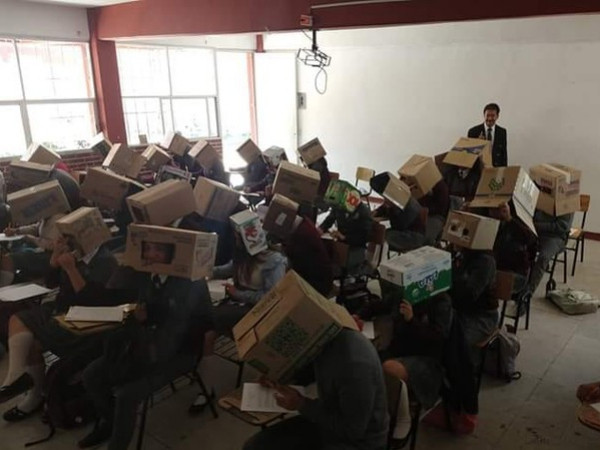 Thầy giáo Mexio gây phẫn nộ với chiêu thức chống quay cóp chưa từng có