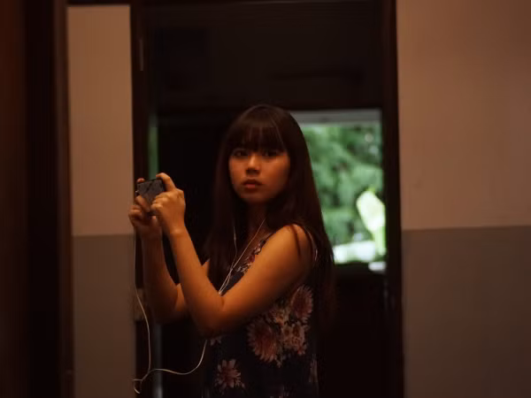 Xem xong những phim này, bạn sẽ muốn từ bỏ ngay thói quen selfie nơi công cộng