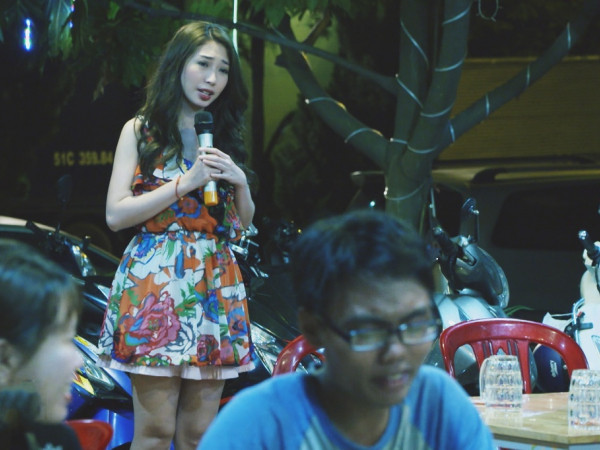 Khổng Tú Quỳnh bất ngờ hát vỉa hè, bán kẹo kéo giữa Sài Gòn