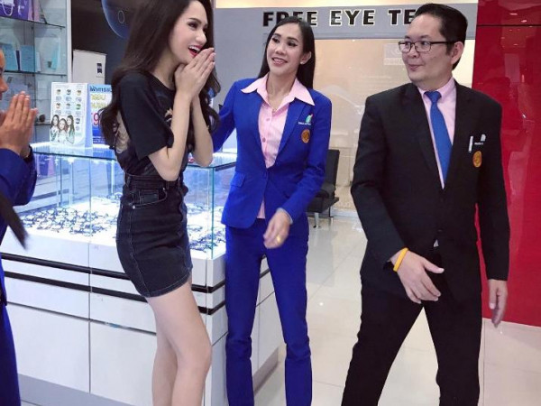  Hương Giang đi shopping bằng phương tiện công cộng, được người hâm mộ quốc tế săn đón tại Thái Lan