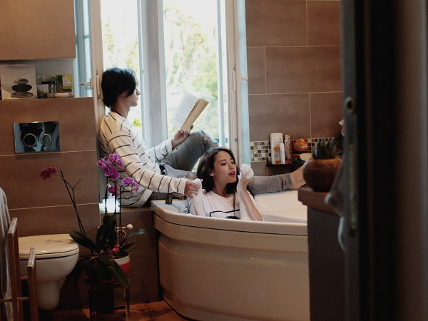 "Bạn gái Sơn Tùng" bất ngờ tay trong tay cực lãng mạn với Hữu Vi ở trời Âu