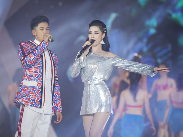 Đông Nhi - Trọng Hiếu song ca cực sung trong đêm thi của "Hoa Hậu Việt Nam 2018" 