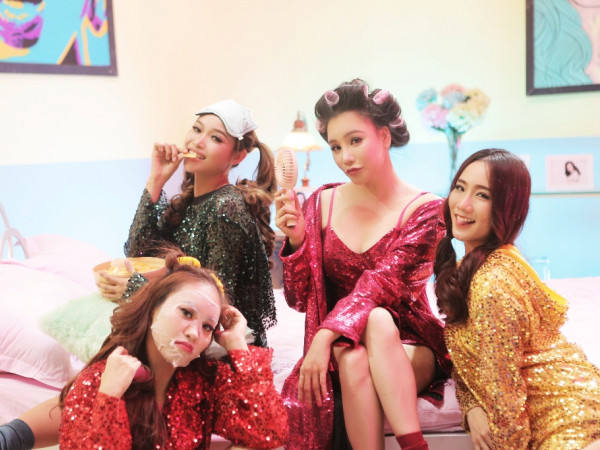 Hồ Quỳnh Hương hẹn hò dàn trai lạ trong teaser MV mới