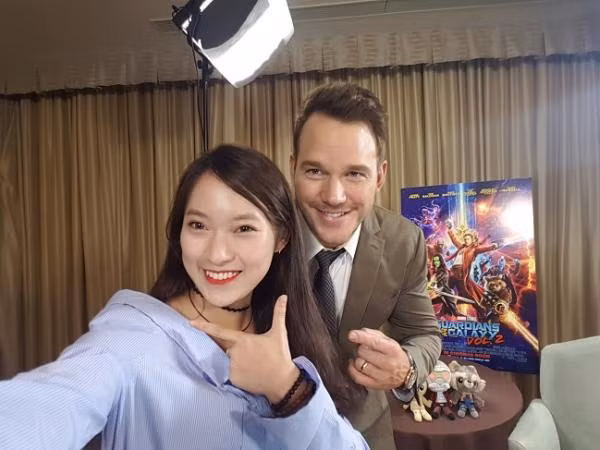 Cô nàng MC "7 thứ tiếng" Khánh Vy khoe ảnh selfie, phỏng vấn trực tiếp sao Hollywood