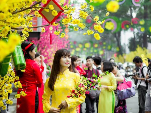 Mùi Tết đã ùa về Sài Gòn rồi đó, bạn đã may áo dài chưa?