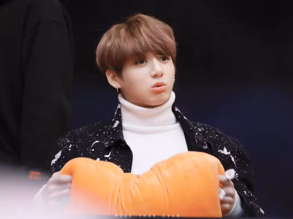 Không phải hàng hiệu, idol K-Pop thích những món quà thế này cơ!