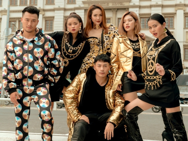 Minh Hằng và học trò gây chú ý khi chụp hình thời trang đường phố trước chung kết The Face