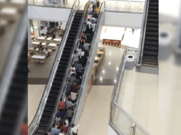 Khán giả phấn khích tham gia "cuộc đua thang cuốn" ở trung tâm thương mại chỉ vì "Avengers: Endgame"