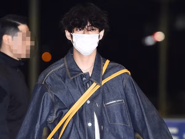 V (BTS) khiến fan phì cười vì diện áo rộng như của bố ra sân bay