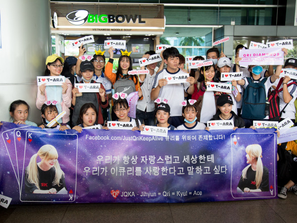 V-Queen's hóa trang, giăng băng rôn "cầu hôn" T-ara tại sân bay