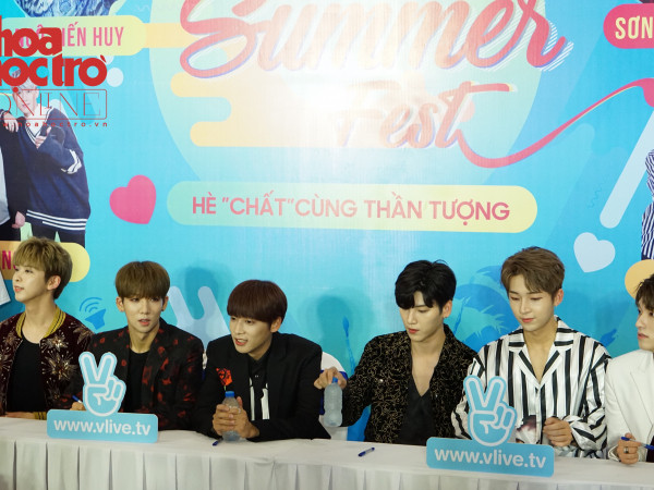 Nhóm nhạc Hàn Snuper thân thiện và gần gũi trong buổi fansign với fan tại TP.HCM