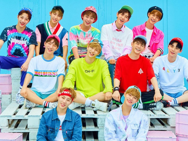Fan đội nón lá, phủ kín sân bay Tân Sơn Nhất chờ đón Wanna One